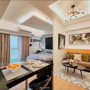One-Bedroom Apartment Balcony City View